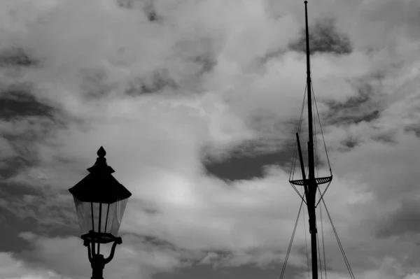 Tiro Monocromático Barco Aparelhamento Uma Luz Rua Contra Fundo Céu — Fotografia de Stock