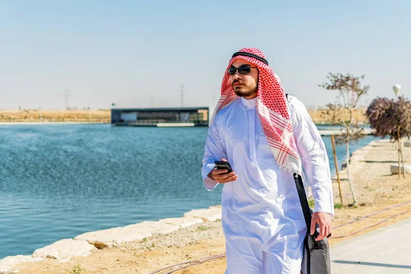 Framsida Saudiarabisk Man Traditionell Klänning Promenader Ett Havsområde — Stockfoto