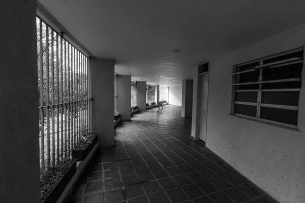 Lado Interno Tons Cinza Prédio Apartamentos — Fotografia de Stock