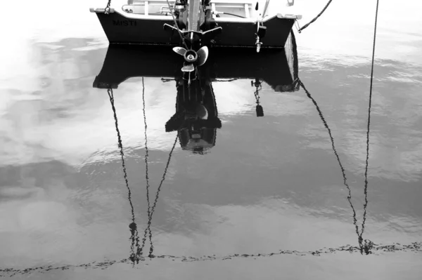 Eine Monochrome Aufnahme Eines Bootsrumpfes Der Sich Auf Dem Wasser — Stockfoto