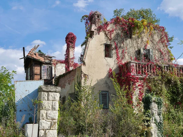 Fachada Una Vieja Casa Abandonada Parcialmente Dañada Contra Cielo Azul —  Fotos de Stock