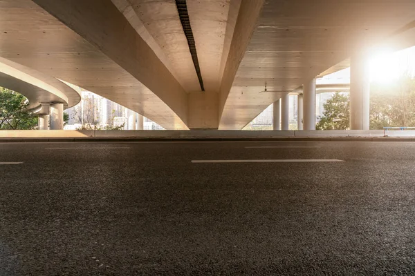 近代的な都市のダウンタウンの空のアスファルトの道路の下 — ストック写真