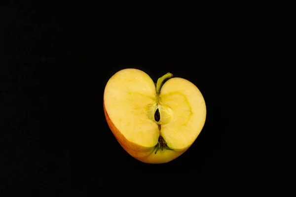 Gros Plan Pomme Fraîche Coupée Isolée Sur Fond Sombre — Photo