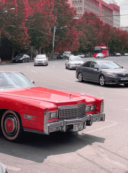 Yerevan Armenia Junho 2019 Uma Foto Vertical Carro Vermelho Velha — Fotografia de Stock