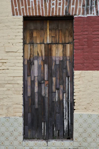 コピースペースと塗料の摩耗とアンティーク木製のドアのファサード — ストック写真
