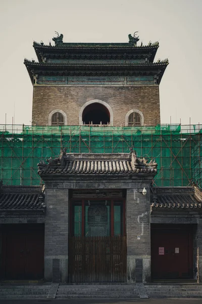 西城区附近一座正在施工的中国钟楼的竖向拍摄 — 图库照片