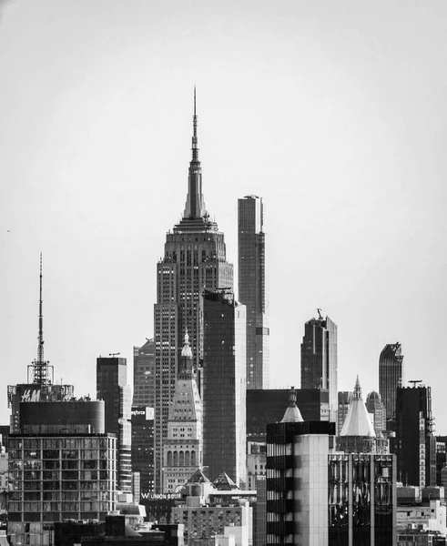 Een Verticale Grijsschaal Van Moderne Prachtige Wolkenkrabbers New York City — Stockfoto