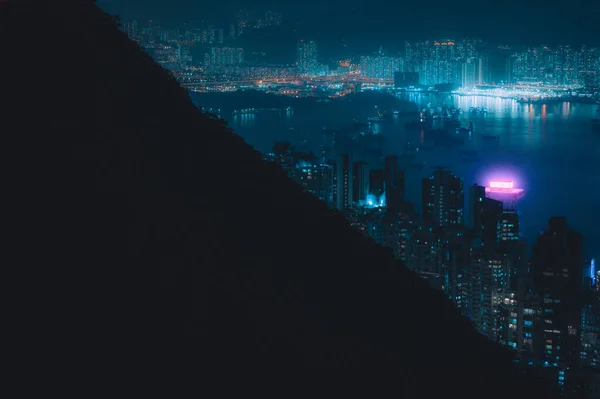 Μια Σύγχρονη Πόλη Ουρανοξύστες Φωτίζεται Μπλε Φώτα Νέον Νύχτα — Φωτογραφία Αρχείου