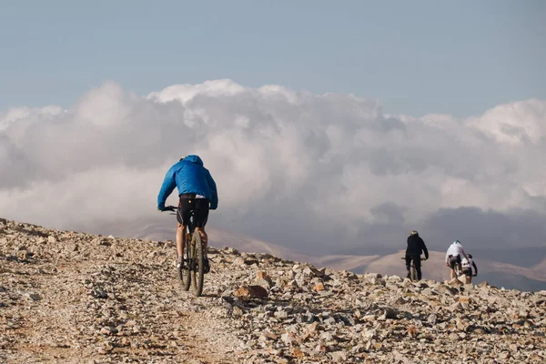 Μια Όμορφη Λήψη Των Ποδηλάτες Ένα Βουνό Συννεφιασμένο Ουρανό Στο — Φωτογραφία Αρχείου