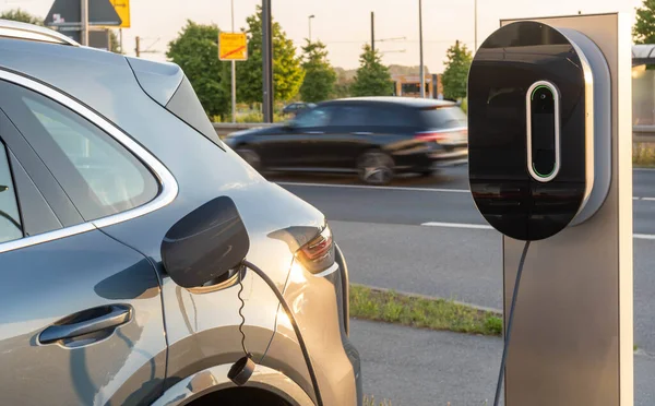 Een Close Shot Van Een Auto Wordt Elektrisch Geladen Buiten — Stockfoto