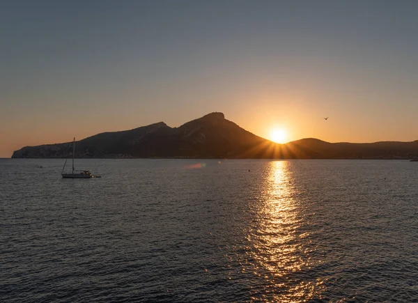 Una Puesta Sol Escénica Con Barco Isla Dragonera Mallorca — Foto de Stock