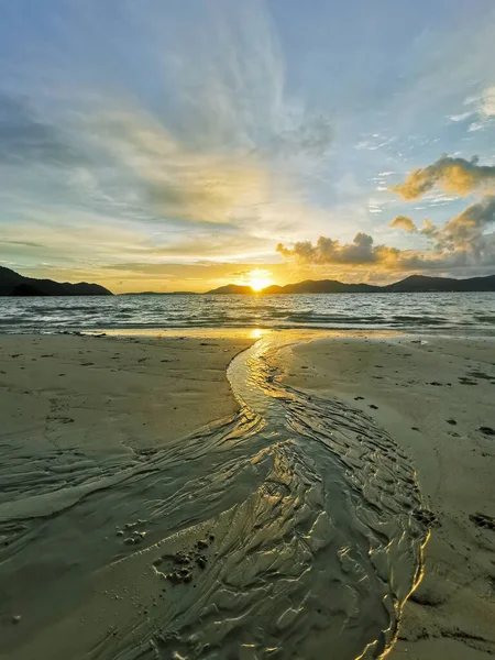 Plano Vertical Una Playa Rodeada Por Mar Durante Amanecer Mañana — Foto de Stock