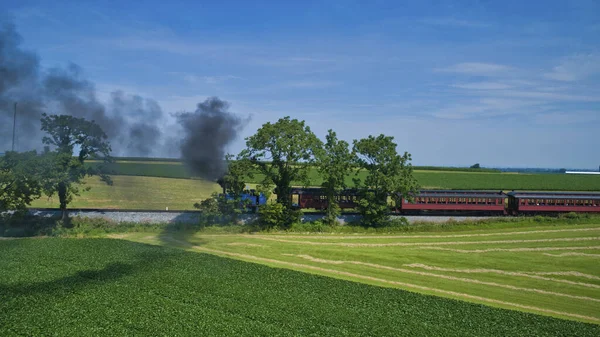 在朗克一个阳光明媚的日子里 托马斯的坦克引擎拉着客车 喷出了浓烟 — 图库照片