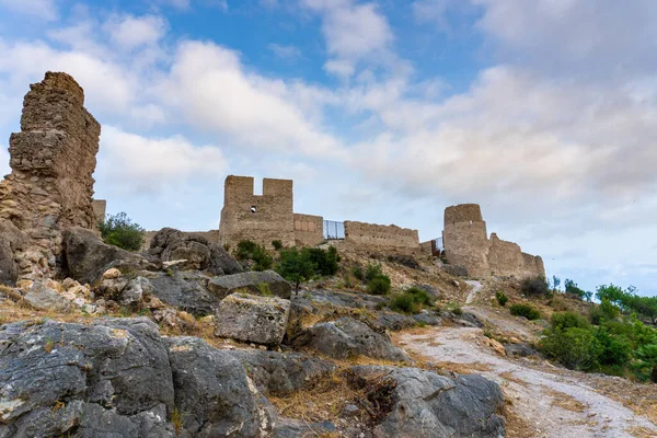 Μια Όμορφη Θέα Ενός Αρχαίου Παλιού Φρουρίου Που Καταστράφηκε Μερικώς — Φωτογραφία Αρχείου