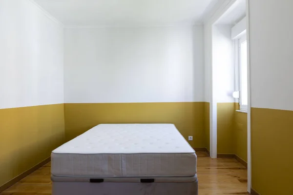 Dormitorio Con Una Cama Con Colchón Casa — Foto de Stock