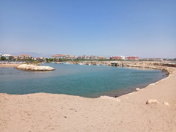 Deniz Kıyısının Parlak Bir Gökyüzünün Altında Yakın Çekim — Stok fotoğraf