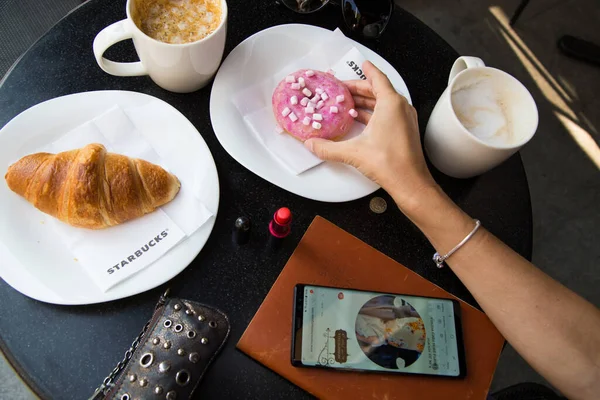 Sofia Bulgária Setembro 2017 Pequeno Almoço Delicioso Starbucks Com Croissant — Fotografia de Stock