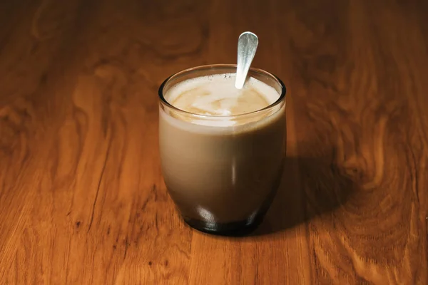 Nahaufnahme Einer Tasse Kaffee Auf Einem Holztisch — Stockfoto