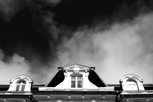 Monochrome Low Angle Shot Old Architectural Rooftop Clou — Stock Photo, Image