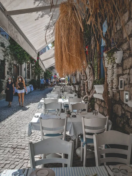 Izmir Turkey Aug 2021 Beautiful Smal Street Med Utendørs Kafe – stockfoto