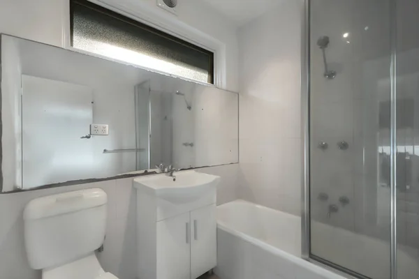 Minimalistyczne Wnętrze Łazienki Odcieniach Bieli Szarości Kabiną Prysznicową Toaletą Umywalką — Zdjęcie stockowe