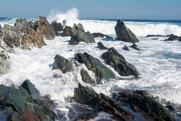 Крупный План Морских Волн Красивых Касающихся Скал Нем — стоковое фото