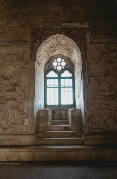 Ένα Κάθετο Πλάνο Από Χαραγμένο Παράθυρο Αψίδα Σκάλες Του Castel — Φωτογραφία Αρχείου