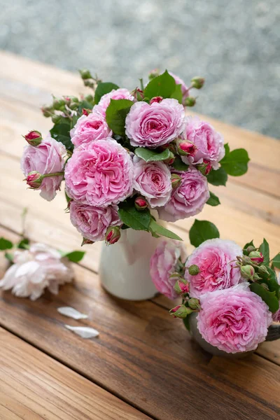 Вертикальний Знімок Букета Рожевих Садових Троянд Горщиках Столі Дворі — стокове фото