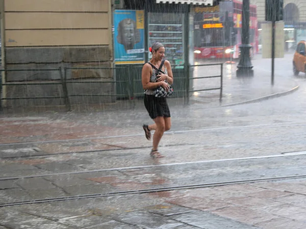 Turin Italy Haziran 2019 Yaz Fırtınası Altında Koşan Genç Kadın — Stok fotoğraf