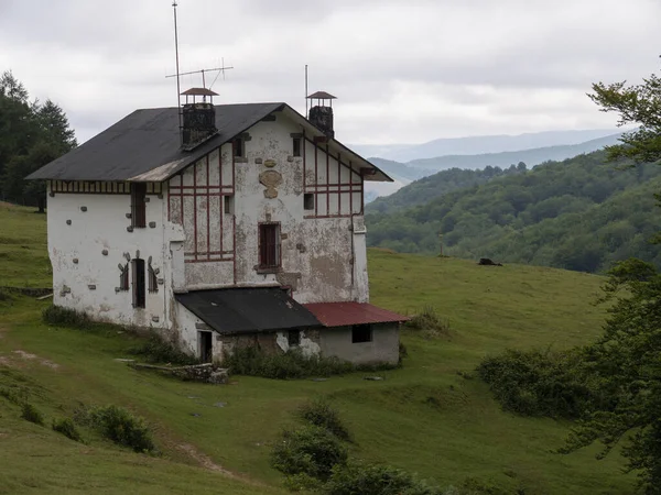 Een Oud Afgelegen Huis Omringd Door Bomen Een Berg — Stockfoto