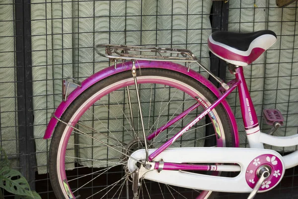 Kalmunai Sri Lanka 2021 Vista Cerca Bicicleta Color Rosa Estacionada — Foto de Stock