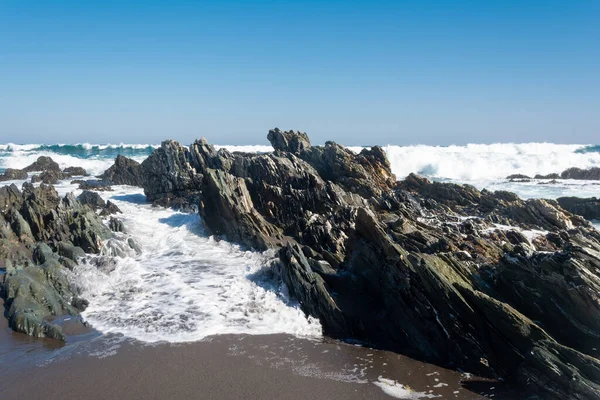 Primer Plano Las Olas Del Mar Tocando Bellamente Las Rocas — Foto de Stock