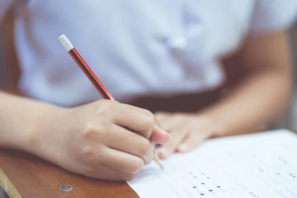 Primer Plano Una Estudiante Tomando Notas Con Lápiz — Foto de Stock