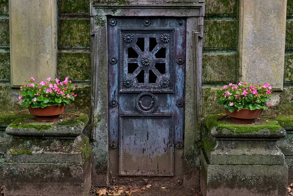 Uma Cripta Pedra Velha Intemperada Musgosa Com Dois Vasos Flores — Fotografia de Stock