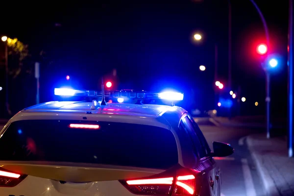 Крупный План Полицейской Машины Улице Ночью — стоковое фото