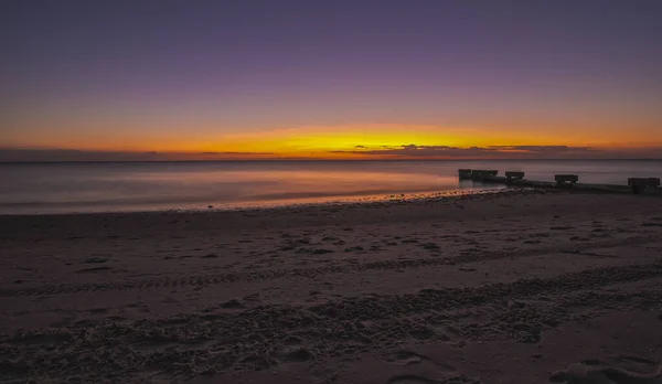 Захватывающий Красочный Закат Над Спокойным Морем — стоковое фото