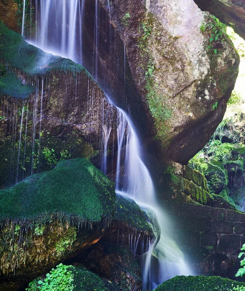 Ein Kleiner Ruhig Fließender Wasserfall Der Über Mit Moos Bewachsene — Stockfoto