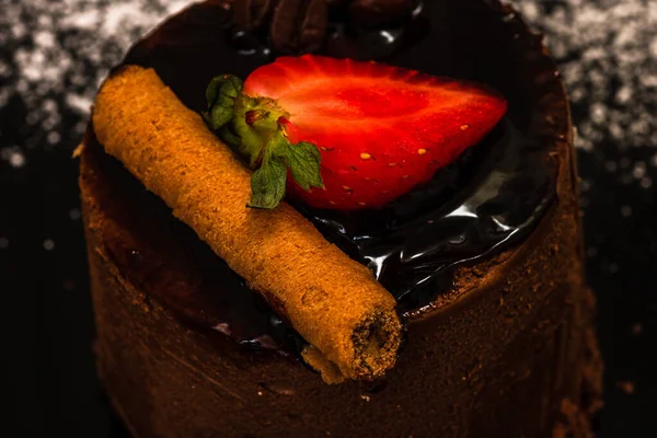 딸기가 유약된 초콜릿 케이크의 선택적 — 스톡 사진