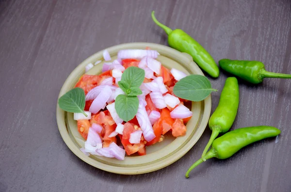 Closeup Chopped Onions Mixed Tomatoes Mint Leaves Plastic Plate — Stock Photo, Image