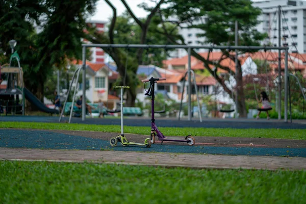 Deux Scooters Verts Violets Dans Une Aire Jeux Dans Parc — Photo