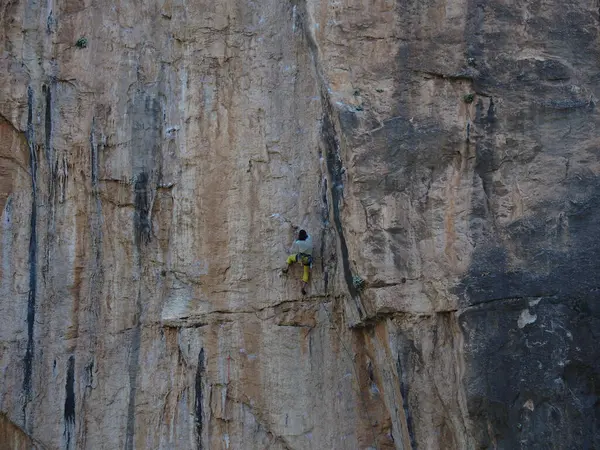 崖の古い骨折した表面上に登る人のショット — ストック写真