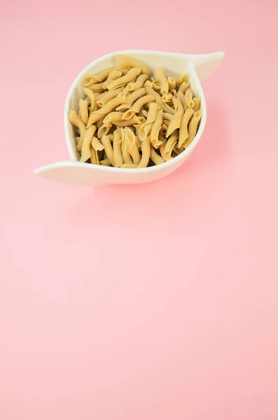 Colpo Pasta Italiana Torchiette Una Ciotola Bianca Sfondo Rosa — Foto Stock