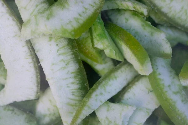 Zbliżenie Świeżych Zielonych Plasterków Mango Dla Sałatki — Zdjęcie stockowe