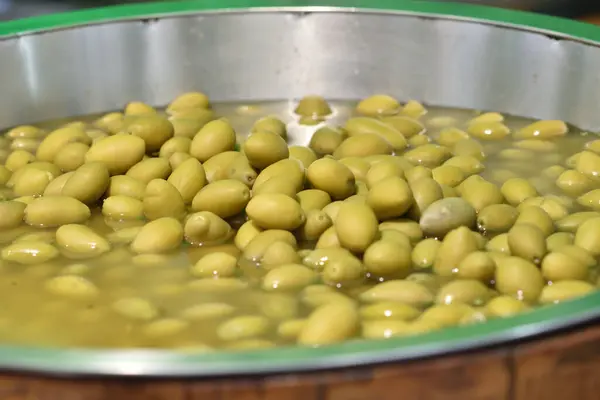 Primer Plano Aceitunas Recipiente Metal Sobre Fondo Borroso — Foto de Stock