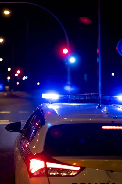 Eine Vertikale Aufnahme Des Polizeiwagens Auf Der Straße Der Nacht — Stockfoto