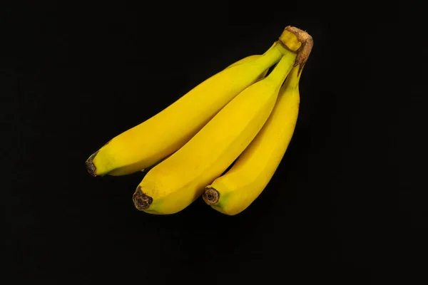 Primer Plano Plátanos Amarillos Maduros Aislados Sobre Fondo Oscuro — Foto de Stock