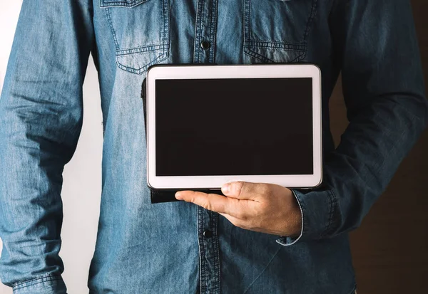 Närbild Bild Hane Som Håller Tablett Med Tom Skärm — Stockfoto