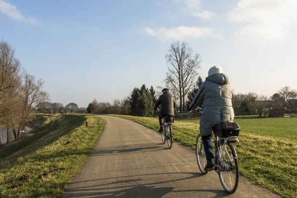 Berg Aan Maas Belgium Jan 2018 Ένα Ζευγάρι Ποδηλασίας Στο — Φωτογραφία Αρχείου