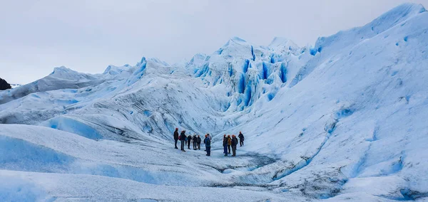 Grupo Caminhantes Escalando Uma Montanha Coberta Neve — Fotografia de Stock