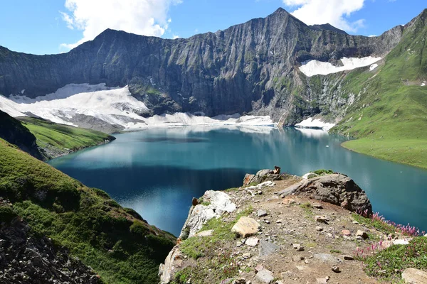 Ein Atemberaubender Blick Auf Schneebedeckte Felsen Mit Grünen Hügeln Und — Stockfoto